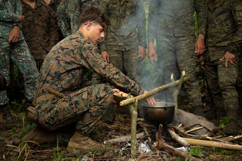 ACDC: 1/7, Armed Forces of the Philippines service members conduct jungle survival training