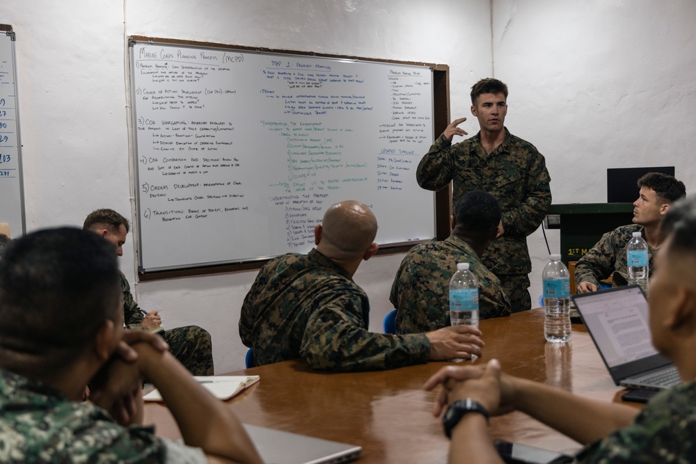 ACDC: 1/7, Philippine service members conduct intel preparation brief