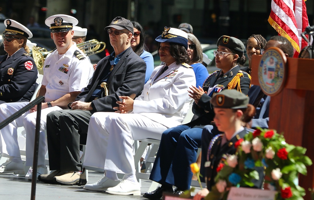 Medal of Honor Recipient, Glass Ceiling Shattering Coast Guard Admiral, and U.S. Senator Honor Fallen at Chicago Memorial Day Wreath-laying Ceremony