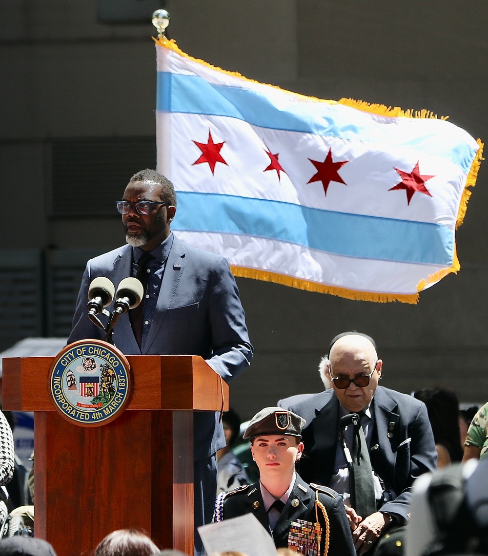 Medal of Honor Recipient, Glass Ceiling Shattering Coast Guard Admiral, and U.S. Senator Honor Fallen at Chicago Memorial Day Wreath-laying Ceremony