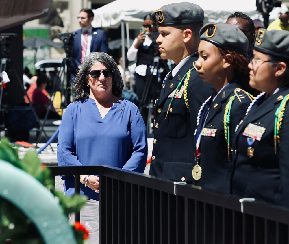 Medal of Honor Recipient, Glass Ceiling Shattering Coast Guard Admiral, and U.S. Senator Honor Fallen at Chicago Memorial Day Wreath-laying Ceremony