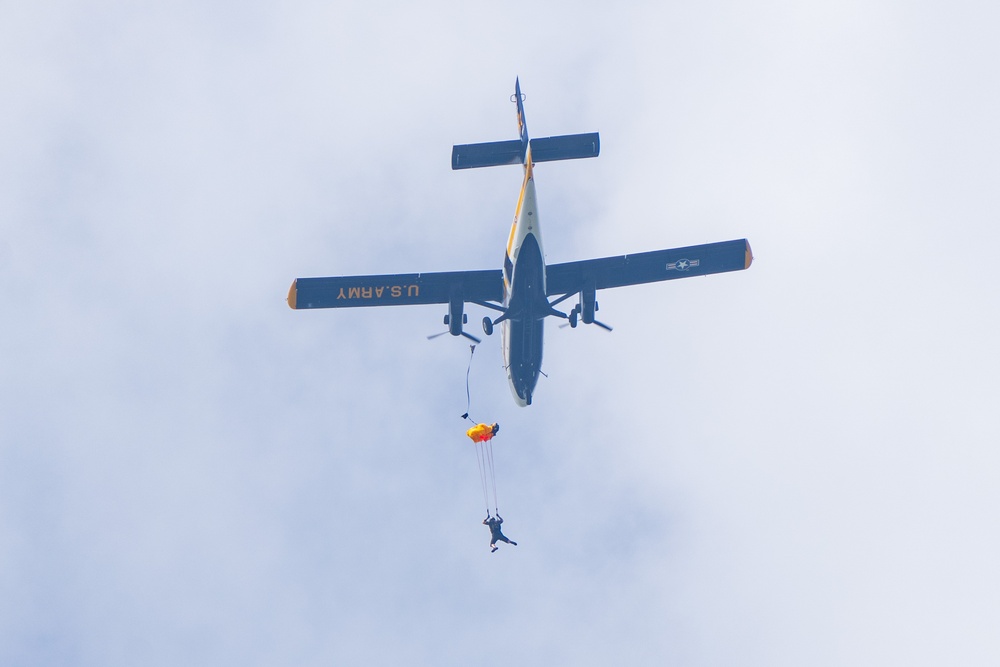 Army Golden Knights make parachute jump for 108th Indy 500