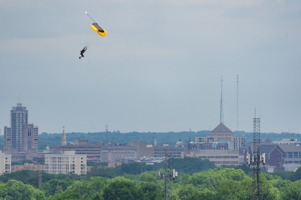 Army Golden Knights make parachute jump for 108th Indy 500