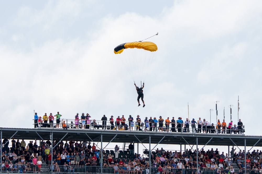 Army Golden Knights make parachute jump for 108th Indy 500