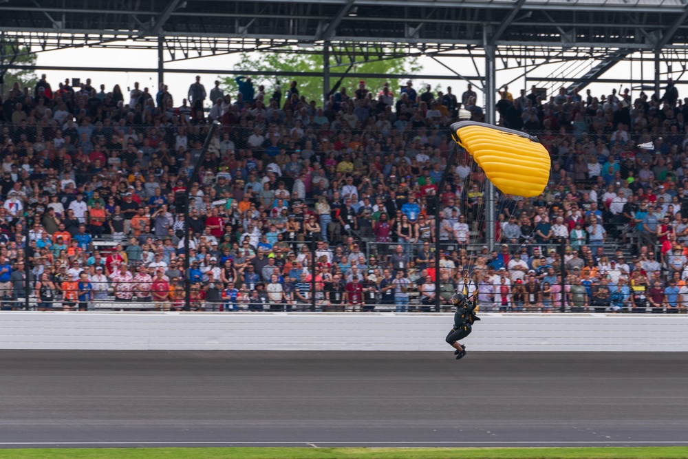 Army Golden Knights make parachute jump for 108th Indy 500