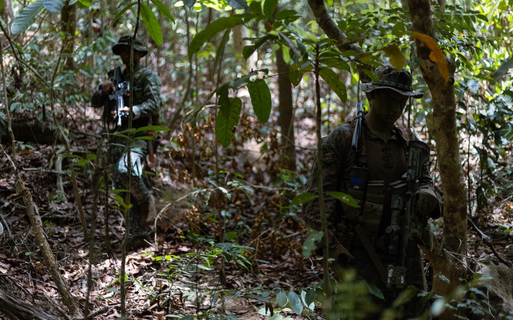 3rd LCT Scouts Train with PMC 63rd Force Recon