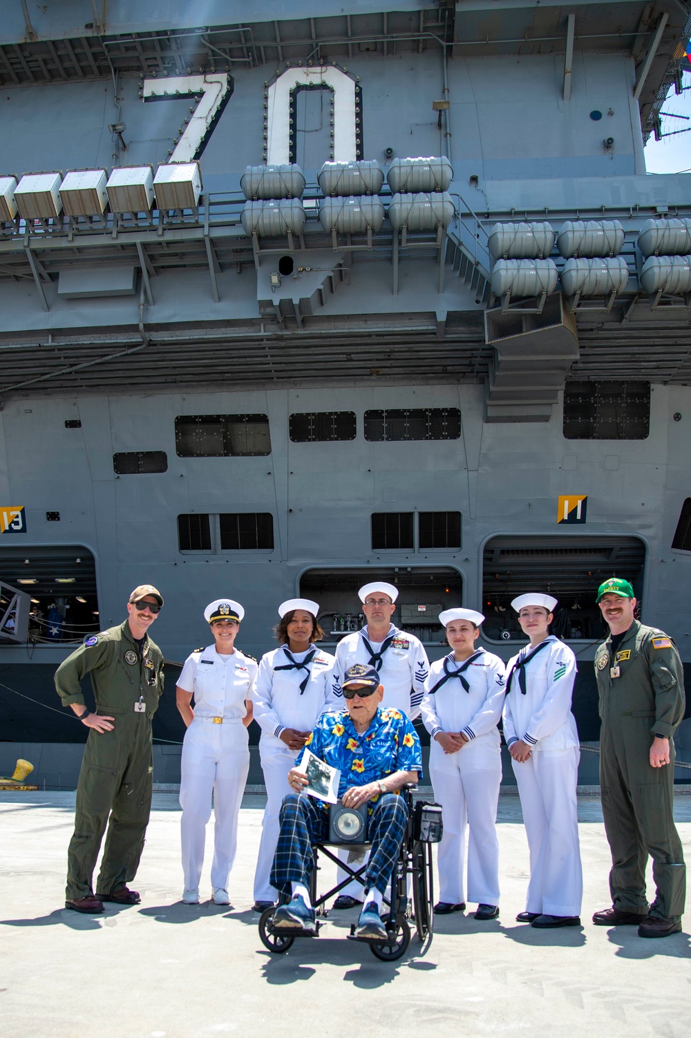 USS Carl Vinson (CVN 70) Hosts WWII Veteran durring LA Fleet Week