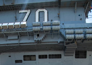 USS Carl Vinson (CVN 70) Hosts WWII Veteran durring LA Fleet Week