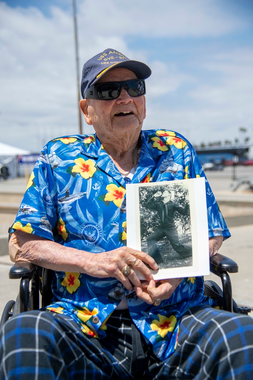 USS Carl Vinson (CVN 70) Hosts WWII Veteran durring LA Fleet Week