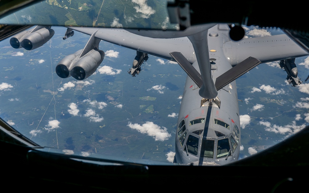 Florida Civil Air Patrol cadets witness B-52 refueling