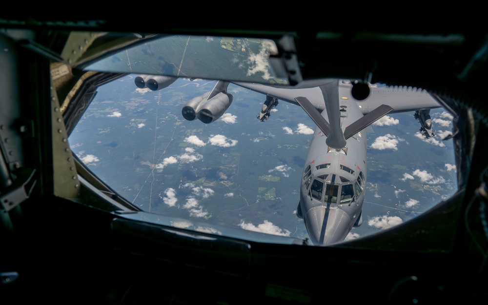 Florida Civil Air Patrol cadets witness B-52 refueling