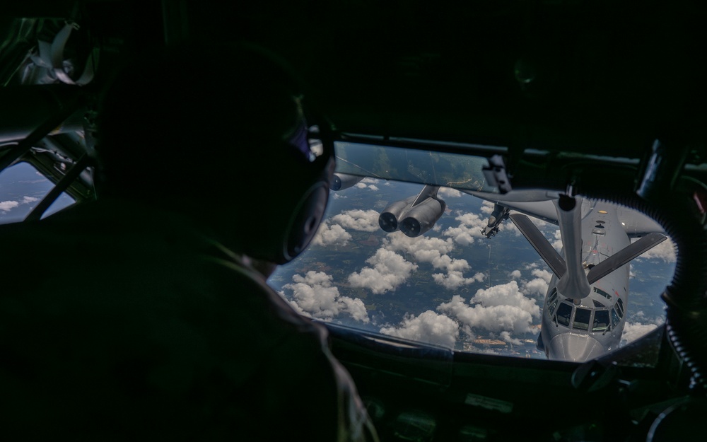 Florida Civil Air Patrol cadets witness B-52 refueling