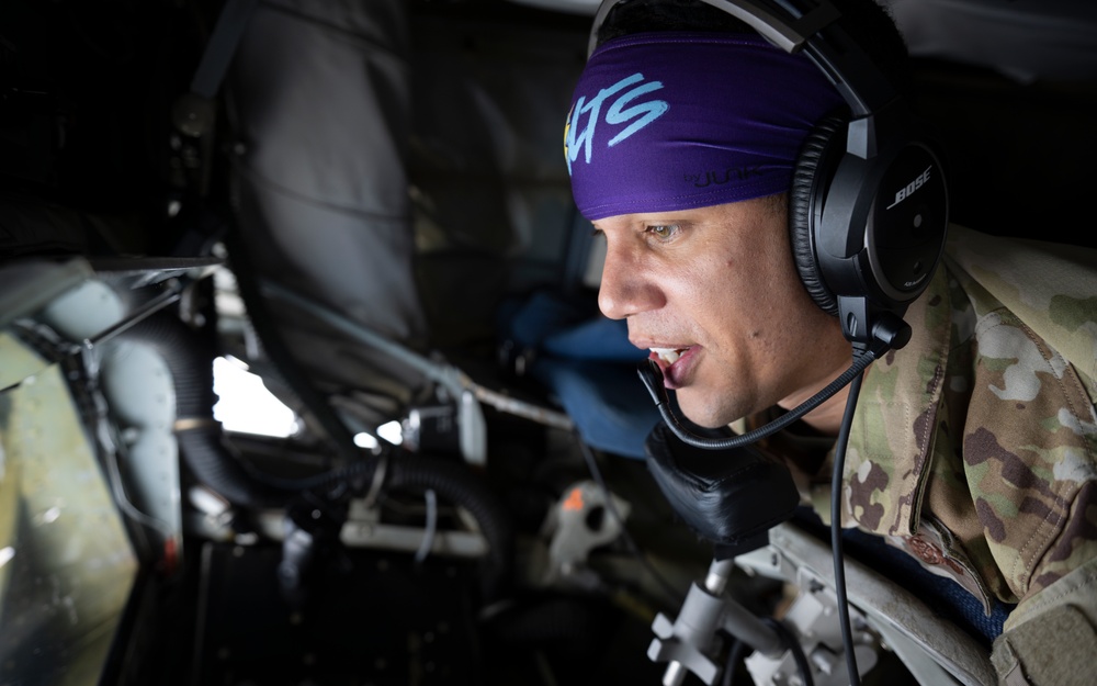 Florida Civil Air Patrol cadets witness B-52 refueling