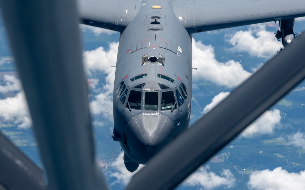 91st ARS refuels long-range bomber