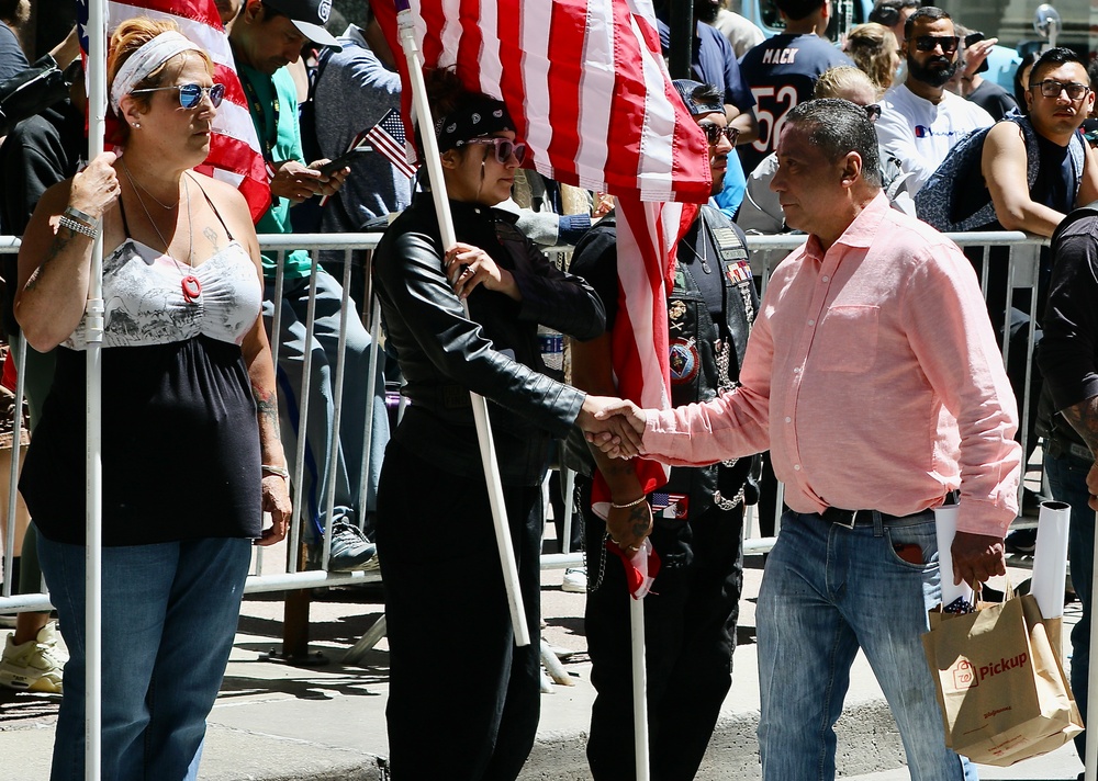 Illinois National Guard Gold Star Families Honor Their Fallen Soldiers at Chicago Memorial Day Parade
