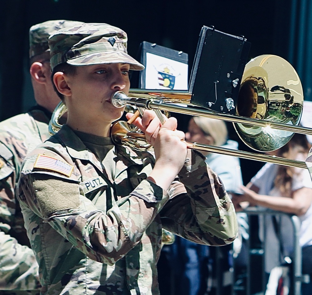 Illinois Army National Guard's 144th Army Band Marches in 2024 Chicago Memorial Day Parade