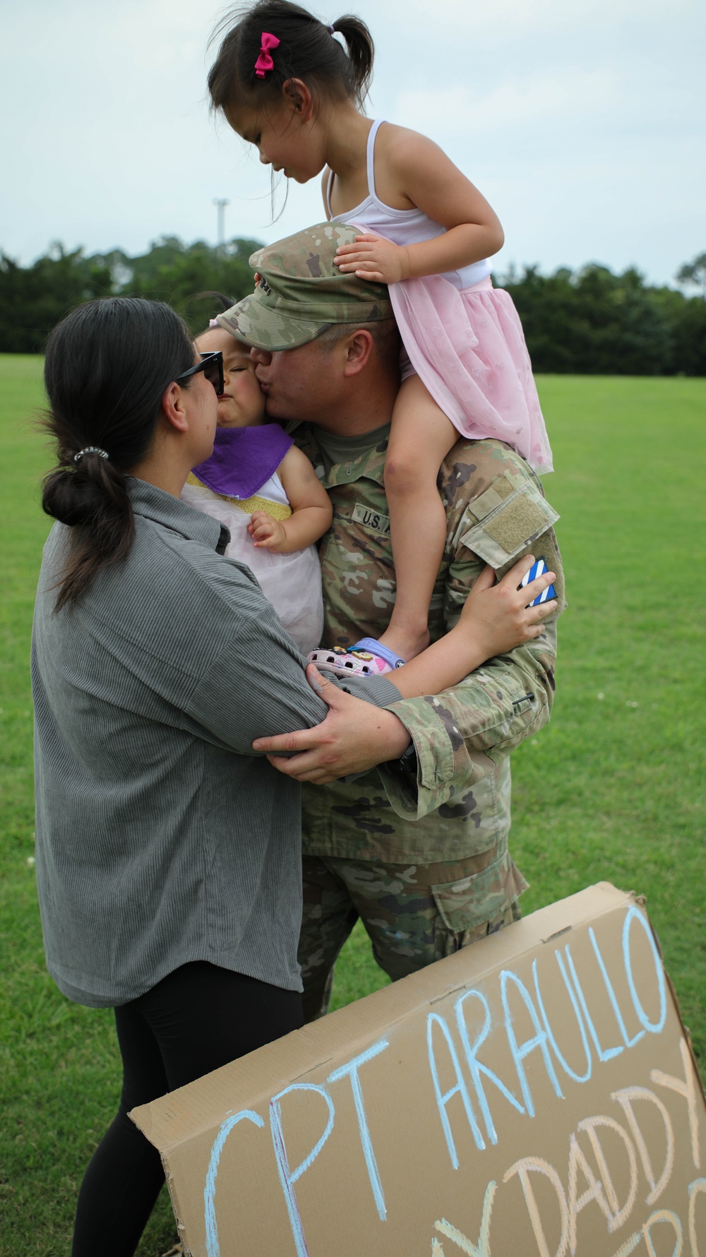 3rd Infantry Division Soldiers reunite with Families