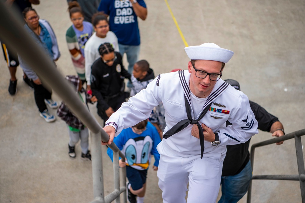 USS Carl Vinson (CVN 70) Conducts a Tour for the General Public During Los Angeles Fleet Week 2024