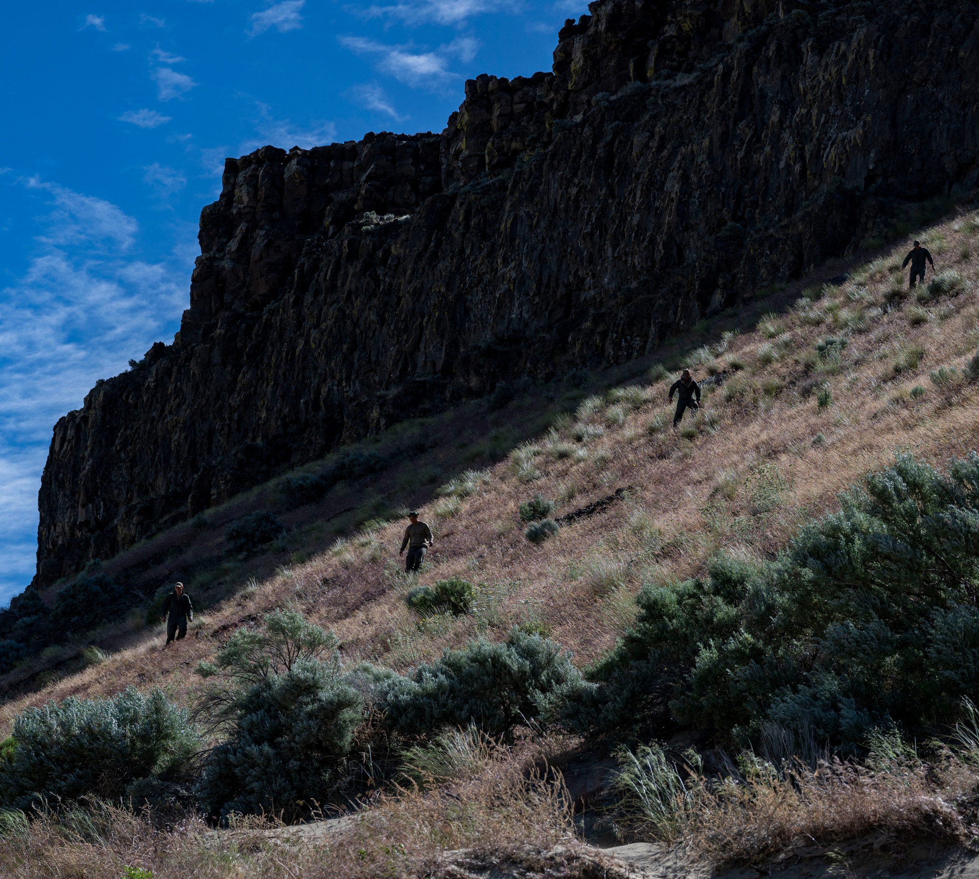 دانشجویان SERE در حال تمرین در محیط بیابانی