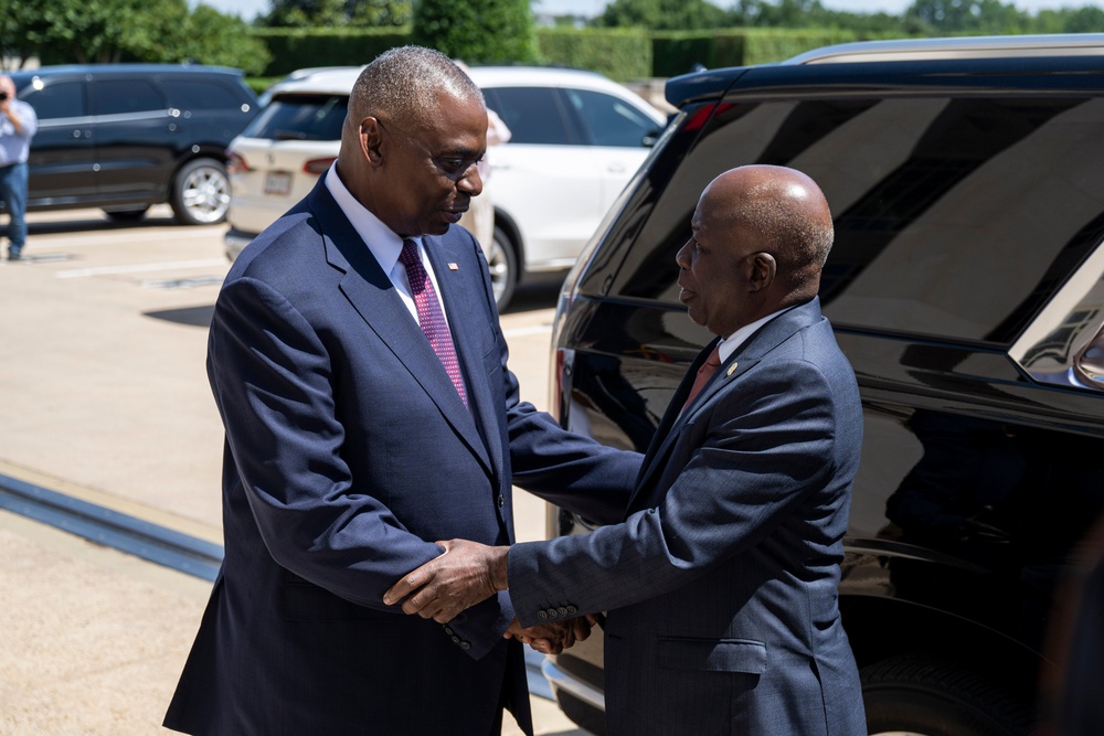 SD Hosts Angolan Minister of Defense at the Pentagon