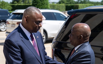 SD Hosts Angolan Minister of Defense at the Pentagon
