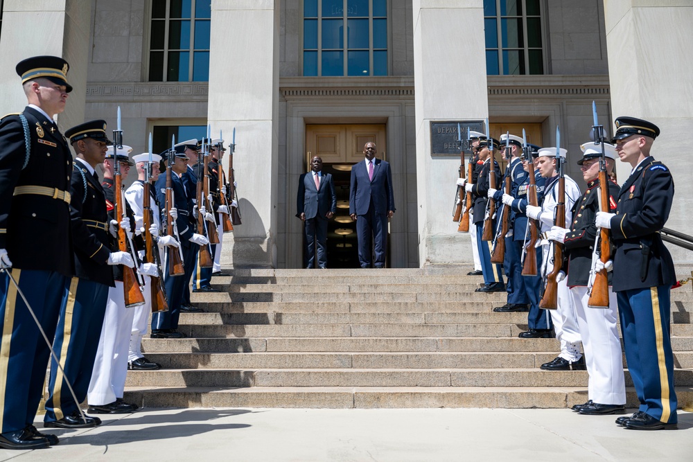 SD Hosts Angolan Minister of Defense at the Pentagon