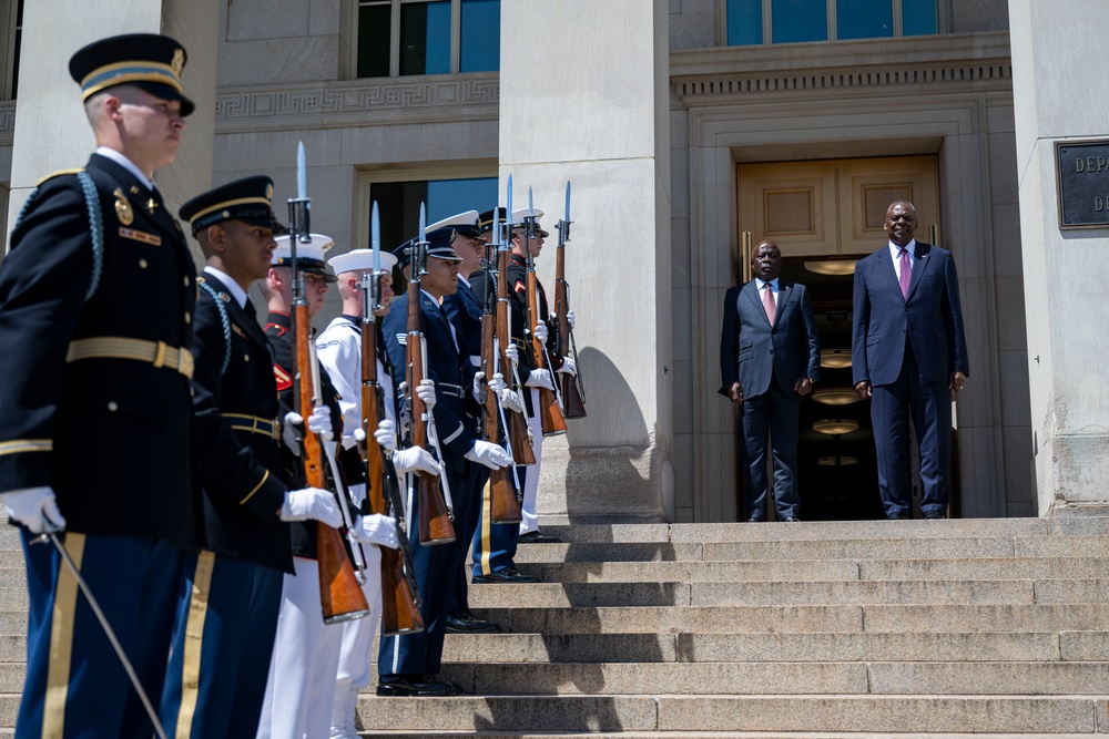 SD Hosts Angolan Minister of Defense at the Pentagon