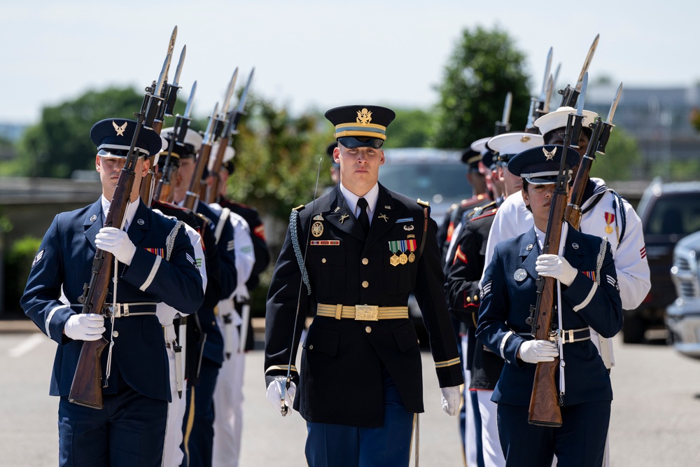 SD Hosts Angolan Minister of Defense at the Pentagon