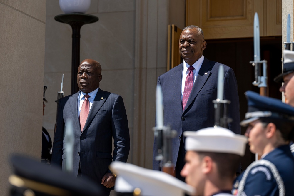 SD Hosts Angolan Minister of Defense at the Pentagon