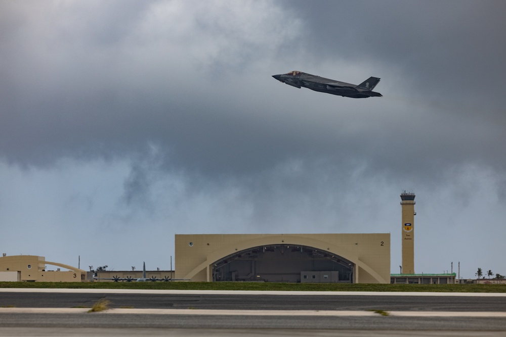 Green Knights and the Fighting Bengals conduct aerial training on Andersen Air Force Base