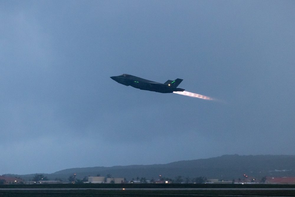 Green Knights and the Fighting Bengals conduct aerial training on Andersen Air Force Base