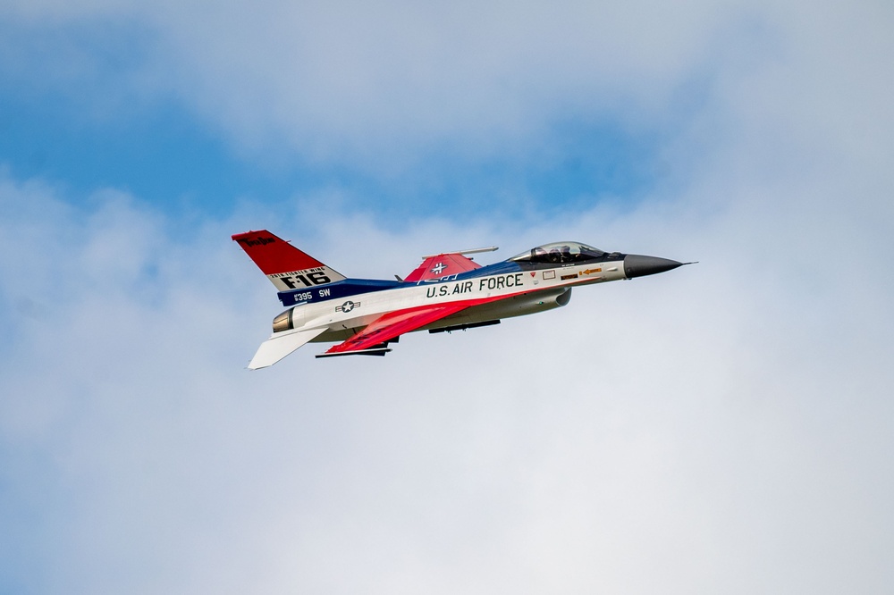 The F-16 Viper Demonstration Team perform at the Oregon International Air Show