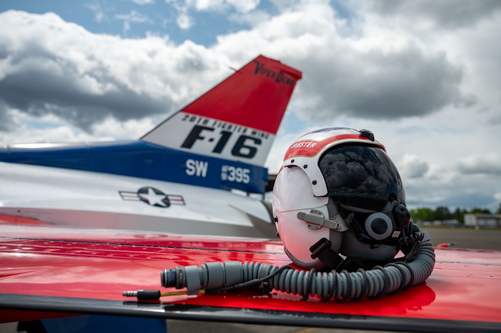 The F-16 Viper Demonstration Team perform at the Oregon International Air Show