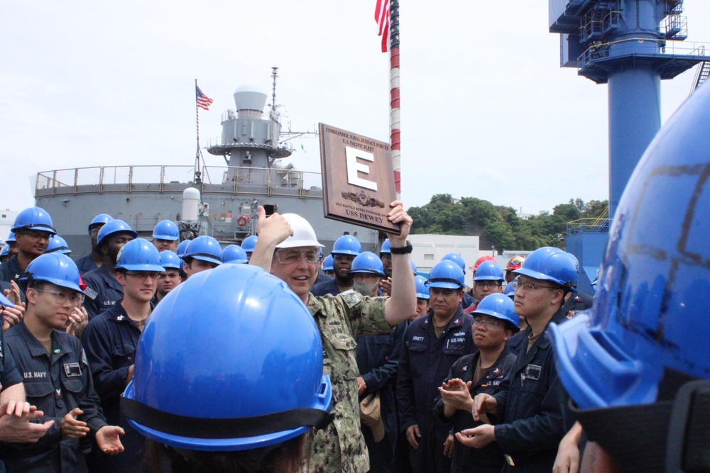 USS Dewey (DDG 105) Receives Battle Effectiveness Award