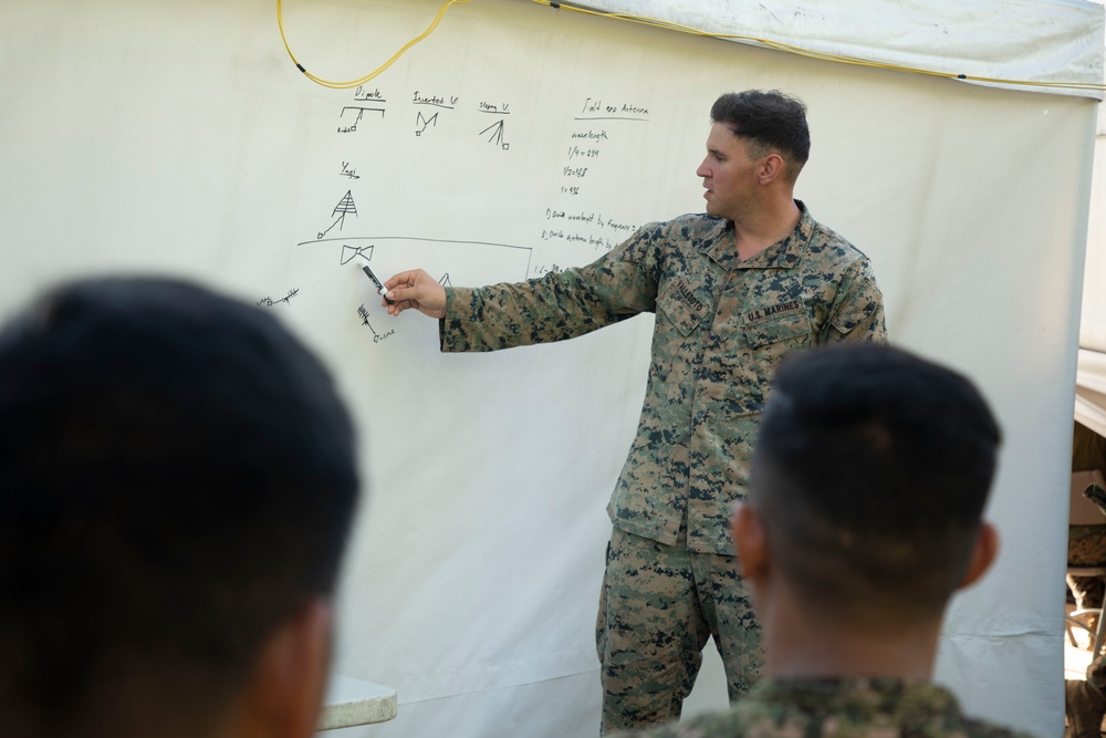 ACDC: 1/7 conducts communications SMEE with Philippine service members
