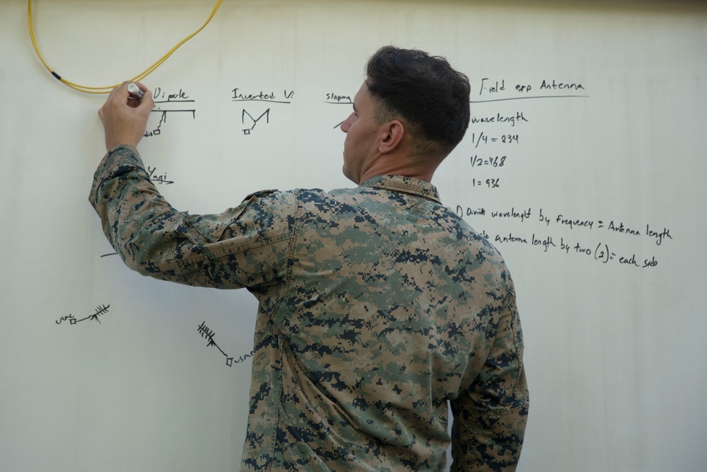 ACDC: 1/7 conducts communications SMEE with Philippine service members