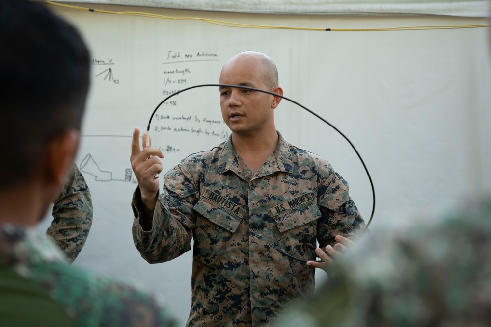 ACDC: 1/7 conducts communications SMEE with Philippine service members