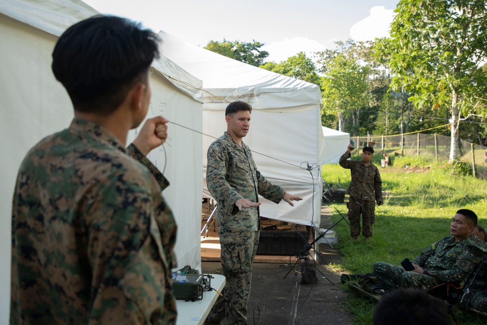 ACDC: 1/7 conducts communications SMEE with Philippine service members