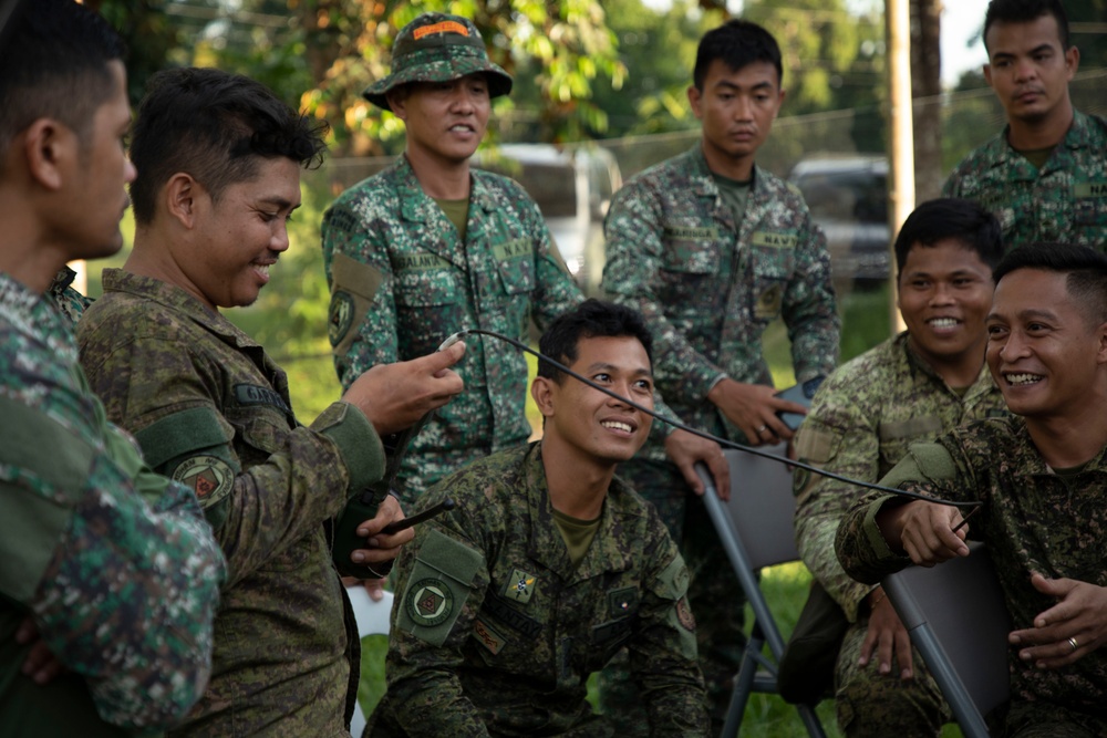 ACDC: 1/7 conducts communications SMEE with Philippine service members