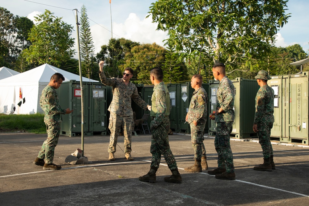 ACDC: 1/7 conducts communications SMEE with Philippine service members
