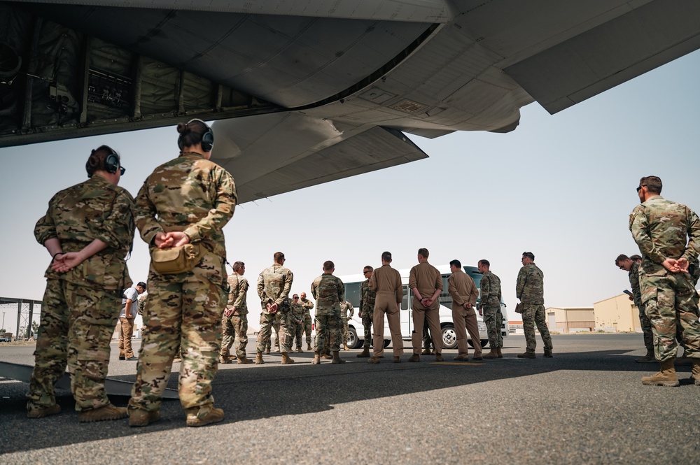 AFCENT Commander Visits 386th AEW