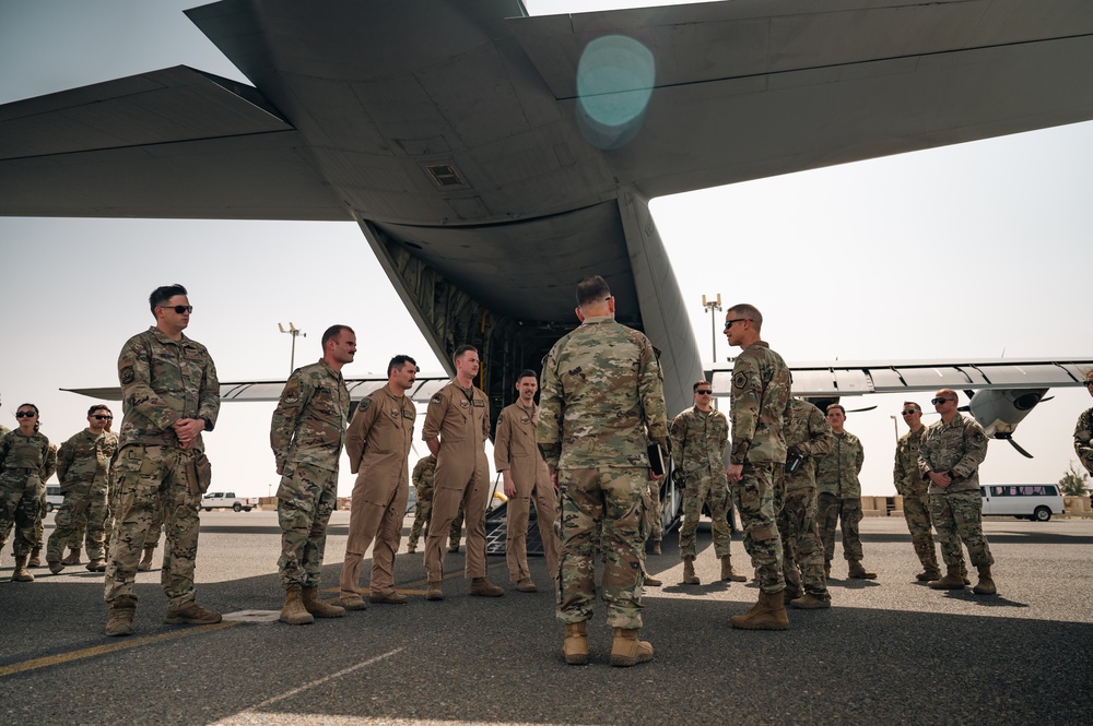AFCENT Commander Visits 386th AEW