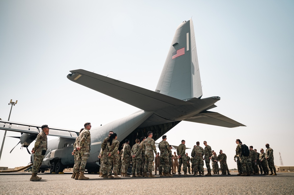 AFCENT Commander Visits 386th AEW