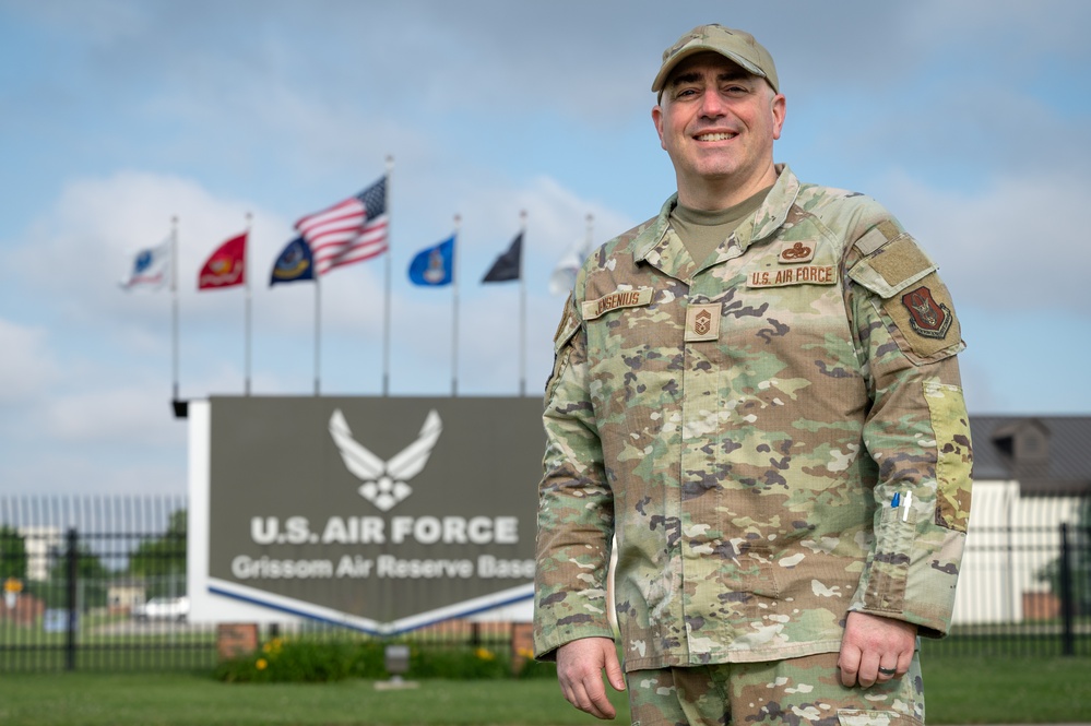 Grissom bids farewell to its command chief