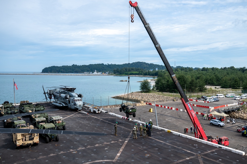 15th MEU Conducts Vehicle Offload in Malaysia