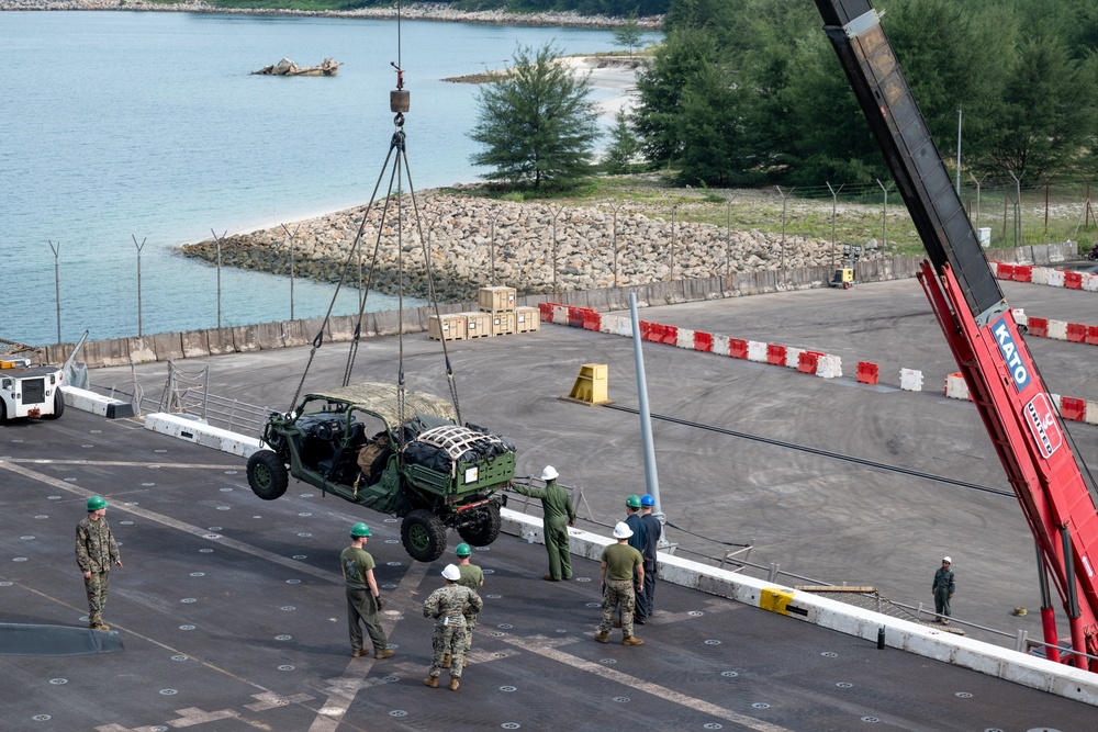 15th MEU Conducts Vehicle Offload in Malaysia