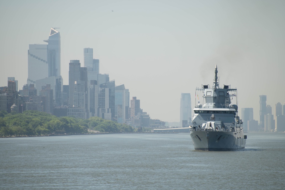 FGS Baden-Württemberg transits through New York Harbor