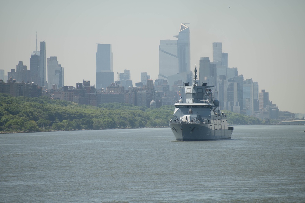 FGS Baden-Württemberg transits through New York Harbor