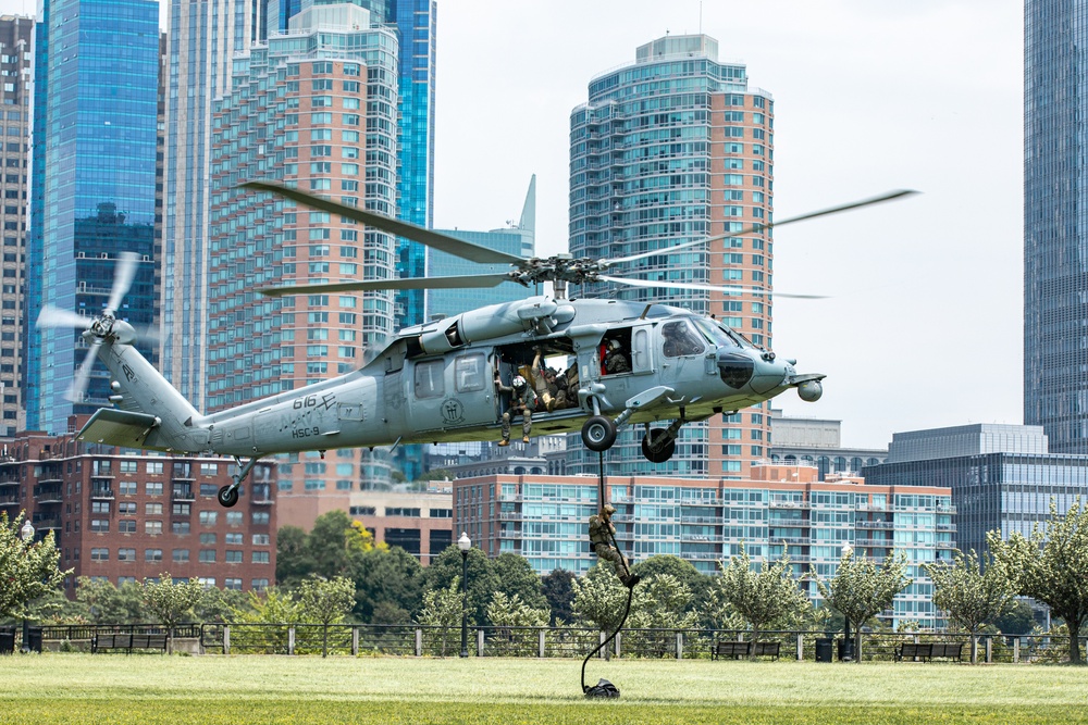 HSC-9 and EODGRU 2 perform a fast rope demo for fleet week