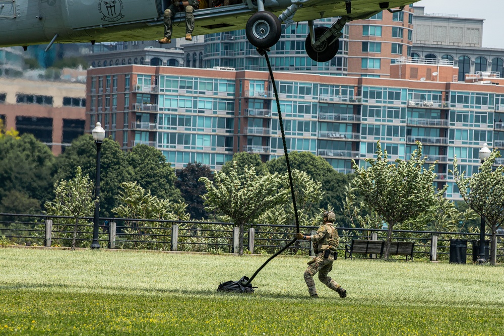 HSC-9 and EODGRU 2 perform a fast rope demo for fleet week